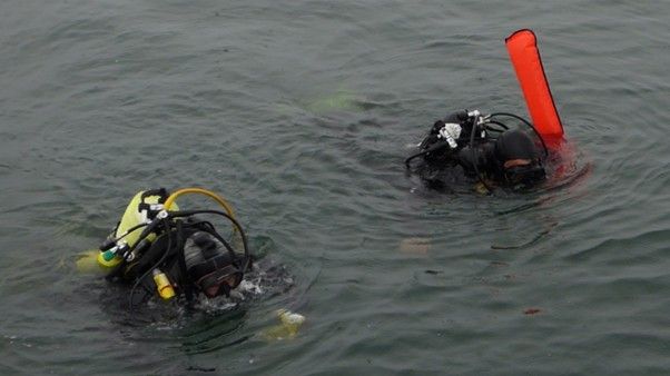 Alistair McCulloch and Bryan Dermidy surface after first dive to 27.9 metres and successfully locating the marker probe. Dive time 21’ 57”.